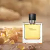 Masculine scent with spicy pepper and cedarwood finish