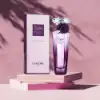Sweet raspberry and jasmine heart over warm cedar‑vanilla musk base
