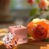 Elegant fragrance with rose and vanilla notes