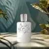 Bitter almond heart over smooth vanilla‑amber sandalwood base